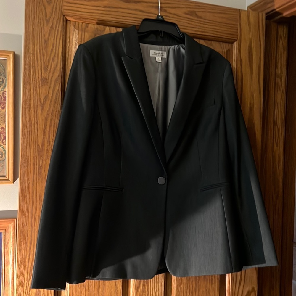 Tahari dark grey suit in excellent condition